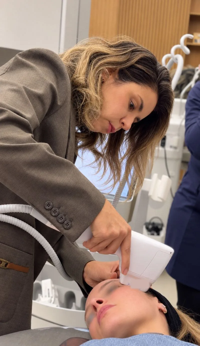 Dra. Valéria aplicando o Linear Z no rosto de uma paciente