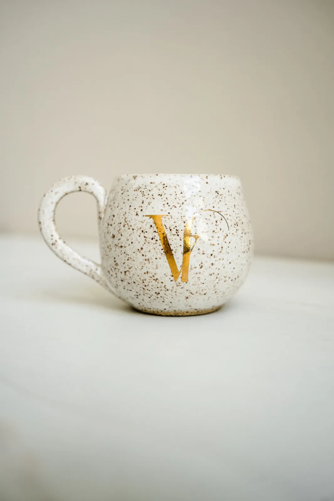 Caneca de cerâmica com o monograma VF